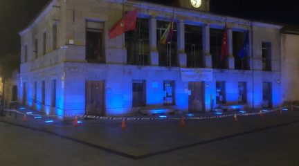 Robledo de Chavela se ilumina de azul en el Día de Concienciación sobre el Autismo