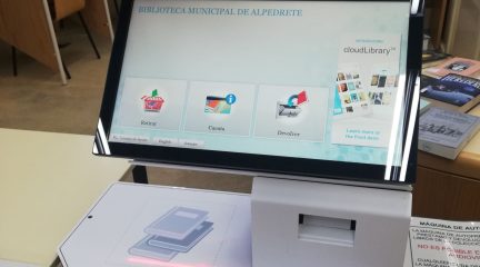 La biblioteca municipal de Alpedrete vuelve a poner en funcionamiento su máquina de autopréstamo de libros