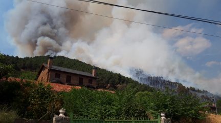 Desalojan las urbanizaciones Reajo del Roble y Serranía de la Paloma, tras el fuerte incendio de Collado Mediano que ya avanza hacia Navacerrada