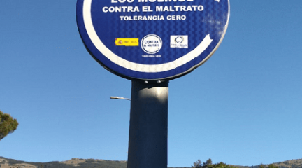 El Ayuntamiento de Los Molinos instala tres señales para visibilizar su compromiso contra el maltrato