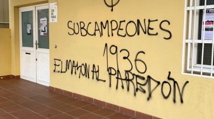 La sede del PSOE de San Lorenzo amanece con pintadas fascistas en vísperas del 20-N