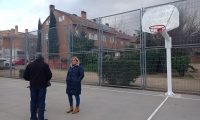 La alcaldesa de Collado Villalba visita las nuevas canastas de minibasket instaladas en el Parque Bègles en noviembre