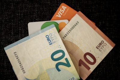 Dinero en efectivo y tarjetas de pago