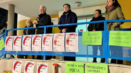 El PSOE de la comarca se concentra a las puertas del Centro de Salud de Guadarrama en defensa de la sanidad pública