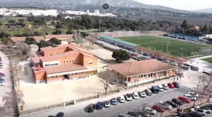 La edil de Educación de Alpedrete pide al consejero de Educación el arreglo urgente de la pista deportiva del colegio Santa Quiteria