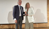 La alcaldesa de Collado Villalba, Mariola Vargas, recibe el XX “Premio Meritorio Parkinson Madrid 2022”