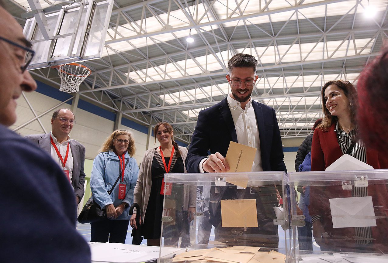 El candidato del PSOE, Andrés Villa votando