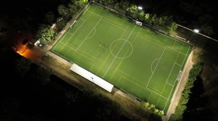 El campo de fútbol de La Herrería, en San Lorenzo, estrena la temporada con nueva iluminación