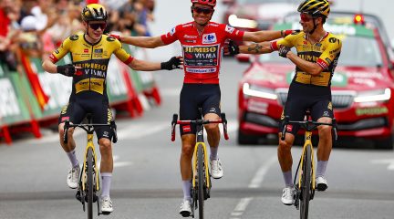 El Jumbo anestesió la Vuelta en la ‘Clásica de la Sierra’ y anticipó en Guadarrama la foto de un podio para la historia