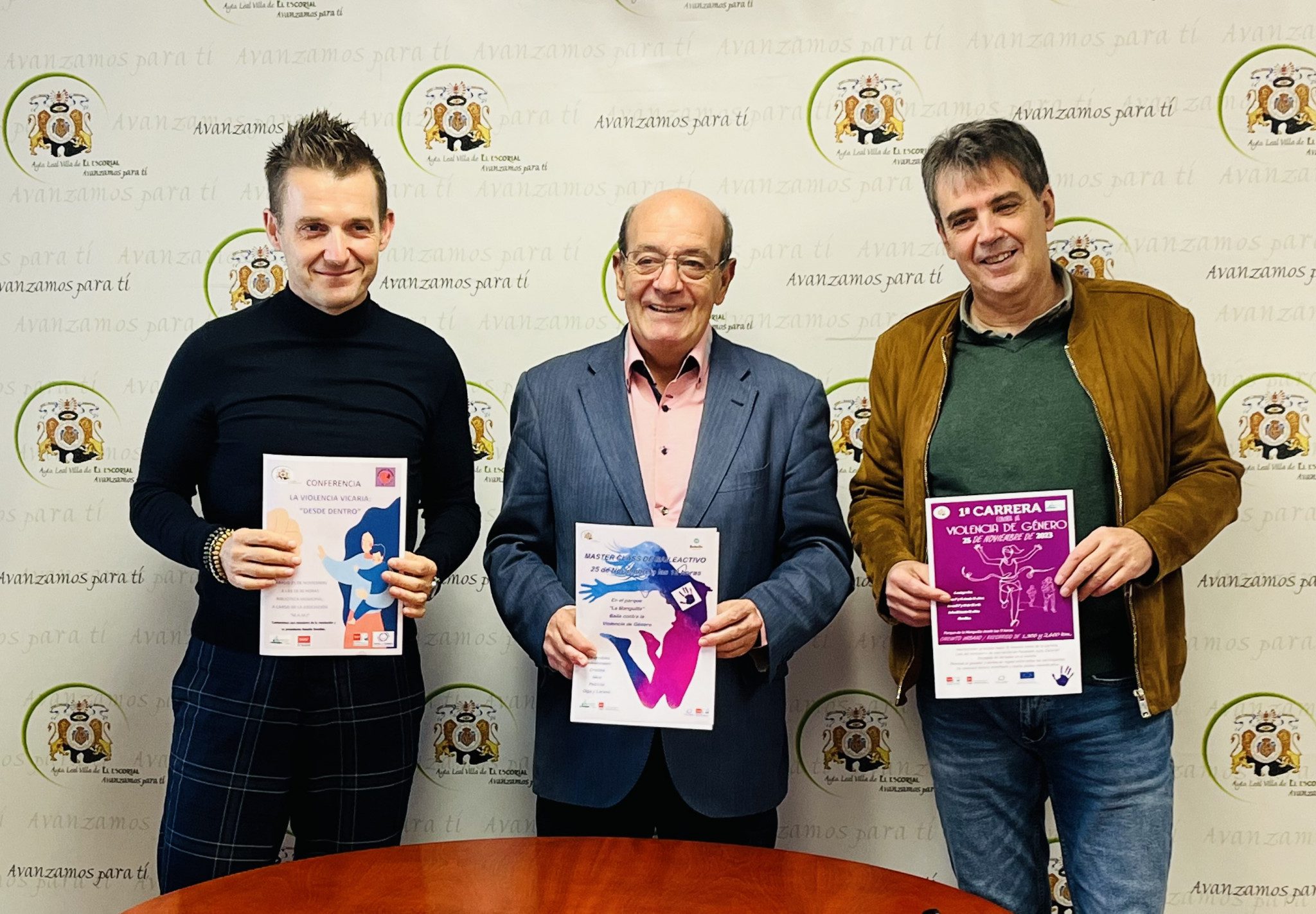 El concejal de Igualdad, Antonio Lobo; el alcalde de El Escorial, Antonio Vicente; y el director de la Mancomunidad Sierra Oeste, Javier Berrozpe