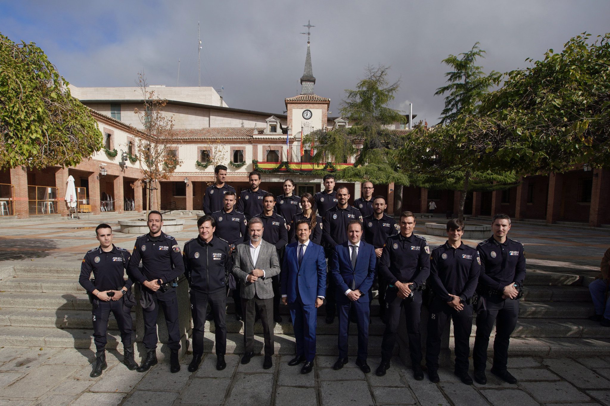 El Alcalde de Las Rozas, con Concejales y Comisario de Policía Local de Las Rozas con los policías recién incorporados.
