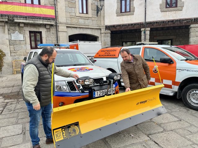 El alcalde de Guadarrama y el concejal de Protección Civil, con uno de los vehículos del operativo ante inclemencias invernales