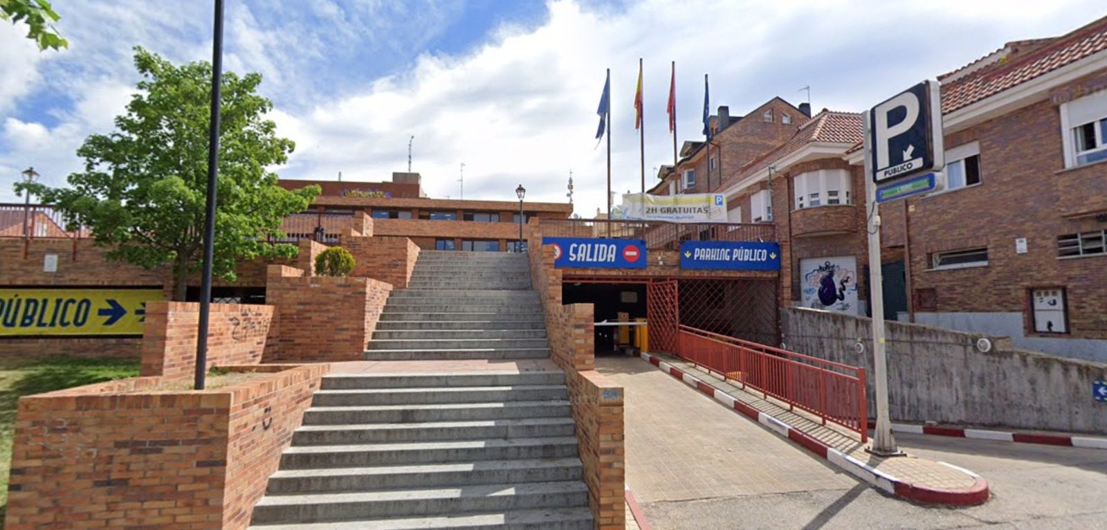 El aparcamiento está situado en la calle La Paz, junto al Centro Cultural