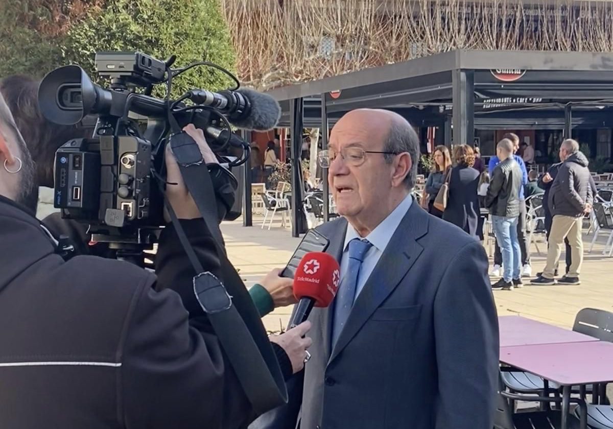 El alcalde de El Escorial, Antonio Vicente, atendiendo a los medios este sábado