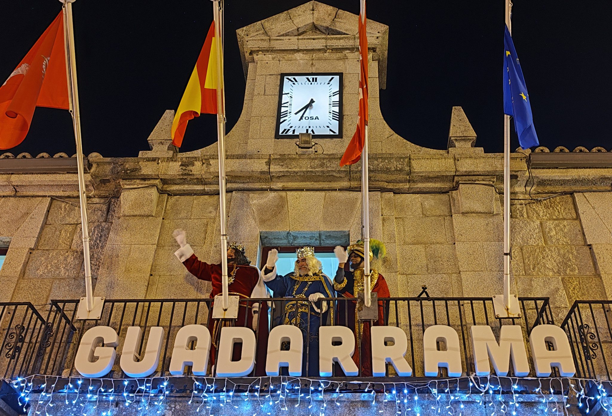 Los Reyes Magos, saludando desde el balcón del Ayuntamiento de Guadarrama