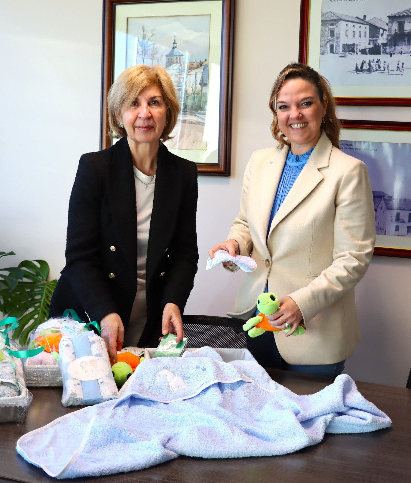 La alcaldesa de Galapagar, Carla Greciano, y la edil de Familia, Encarnación Ibáñez