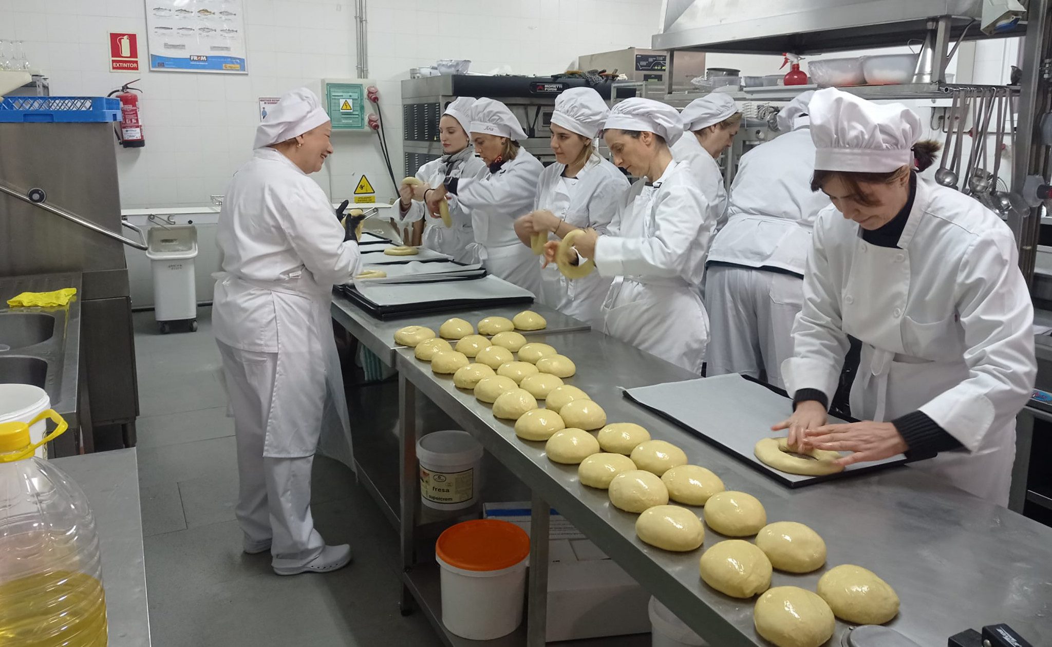 Alumnos del curso de operaciones básicas de pastelería