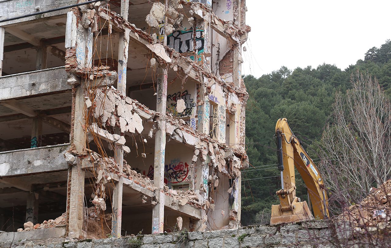Trabajos de demolición en el antiguo Hospital del Santo Ángel / Fotografía: Rafa Herrero