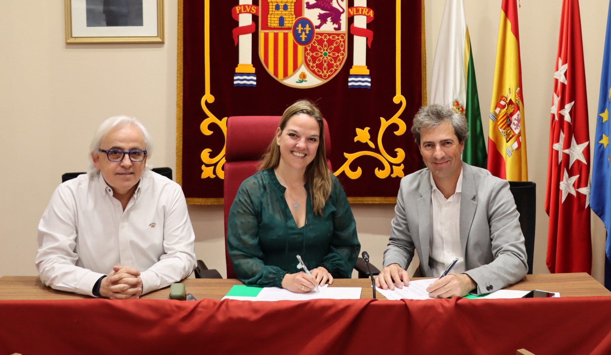 La alcaldesa de Galapagar, con el presidente de la Federación Madrileña de Ciclismo y el concejal de Deportes