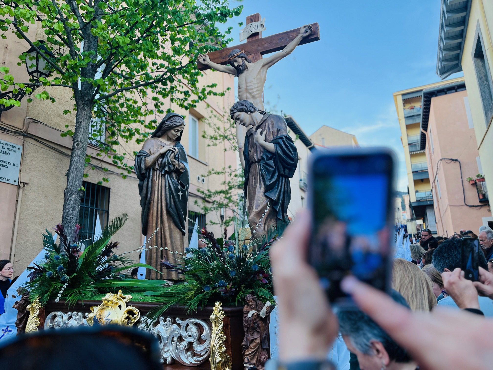 Grupo escultórico de la procesión del Cristo de la Buena Muerte, durante la procesión del Santo Entierro en 2023