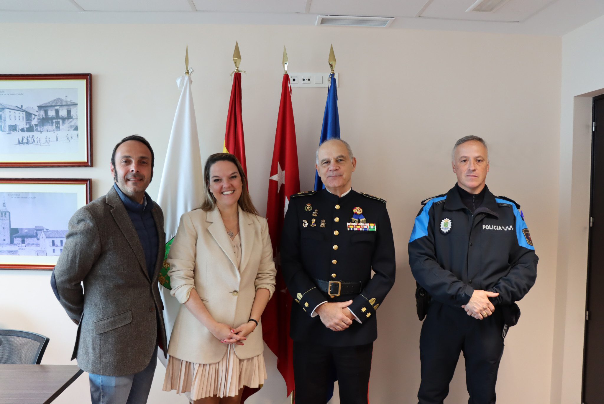 El coronel Juan Ruiz de Azcárate y Casteleiro, con la alcaldesa de Galapagar, el concejal de Seguridad y el jefe de la Policía Local