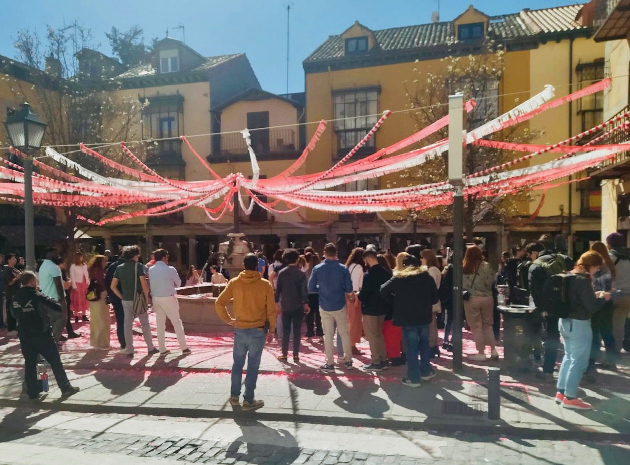 Grabación del nuevo anuncio de Mahou en la Plaza de la Cruz de San Lorenzo de El Escorial
