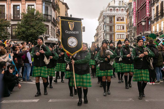 Gaiteros en el primer Desfile de San Patricio en Madrid