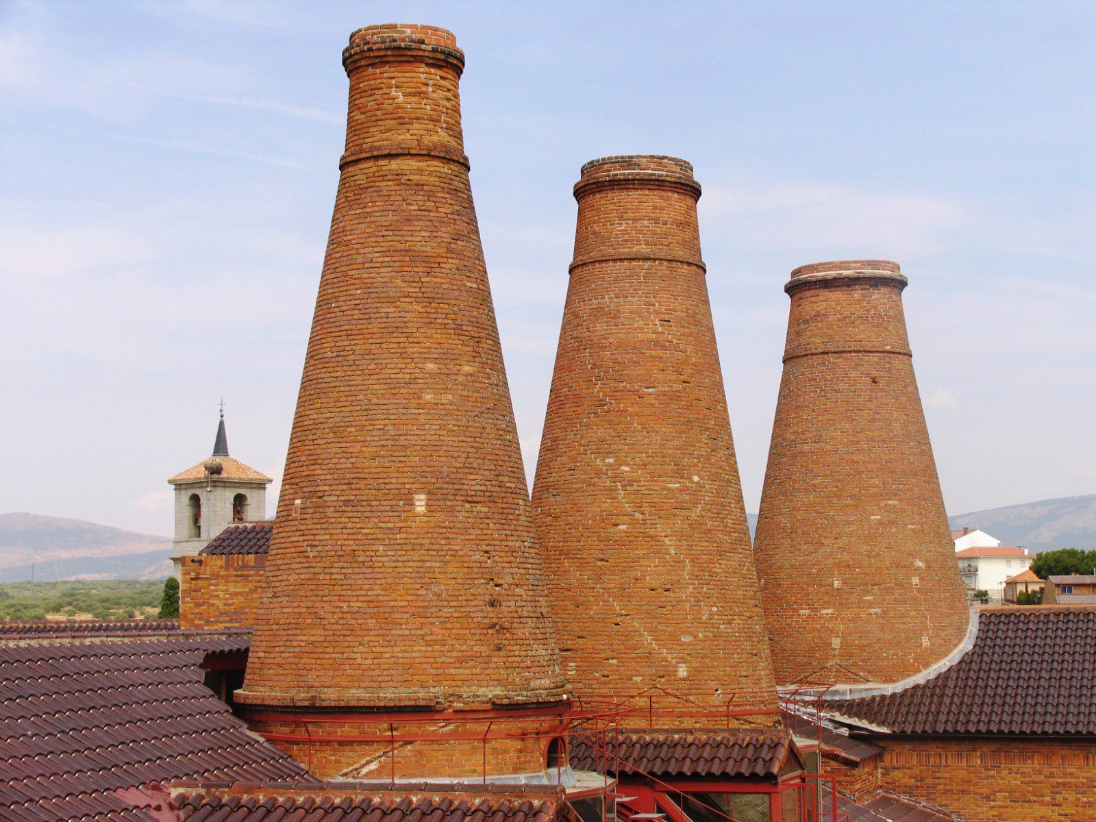 Vista de las tres chimeneas de la antigua fábrica de cerámica