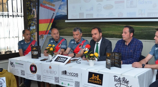 El alcalde, el concejal de Deportes y miembros del Club Atletismo Guadarrama