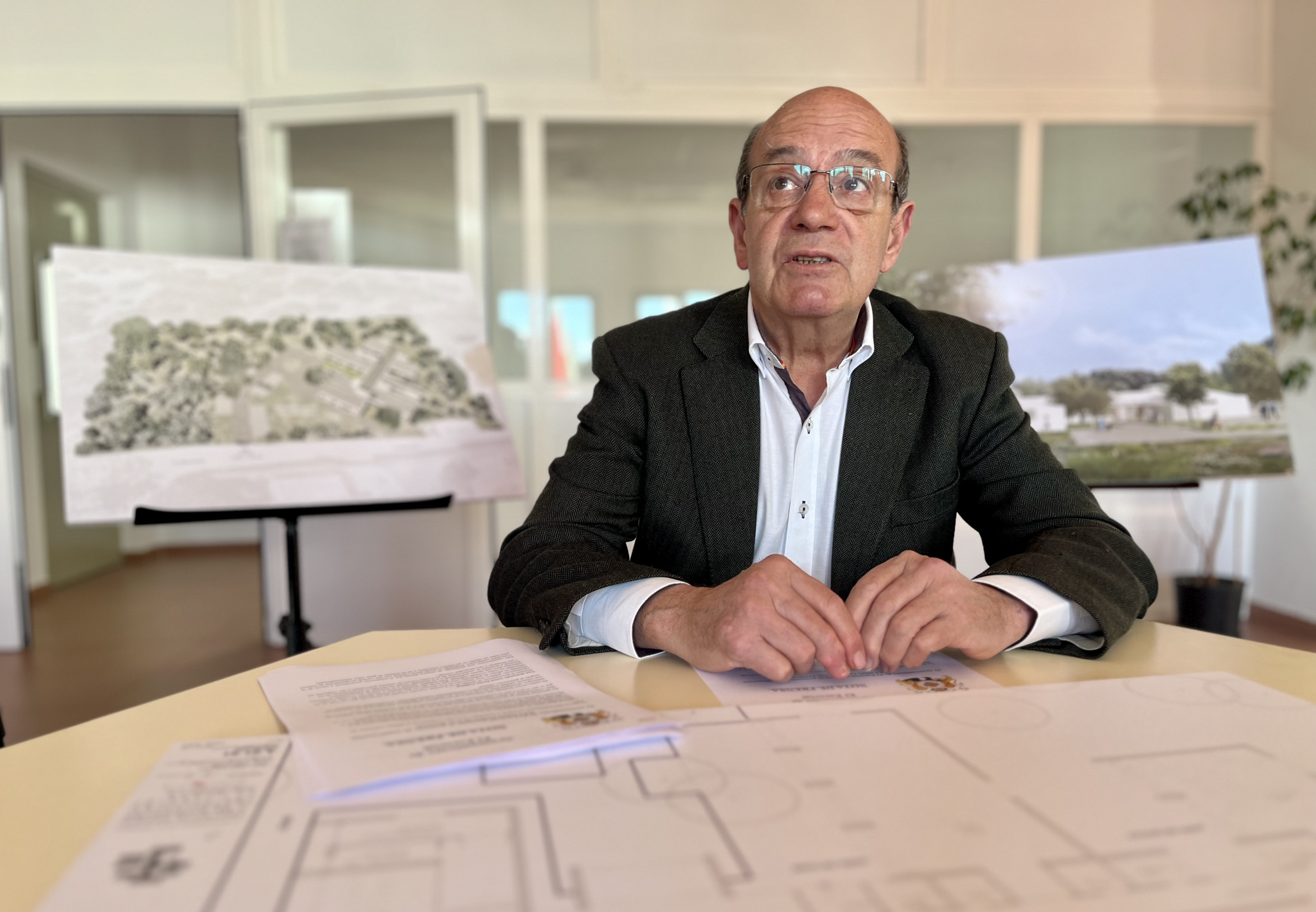 El alcalde de El Escorial, Antonio Vicente, presentando el proyecto del Centro Cívico de Los Arroyos