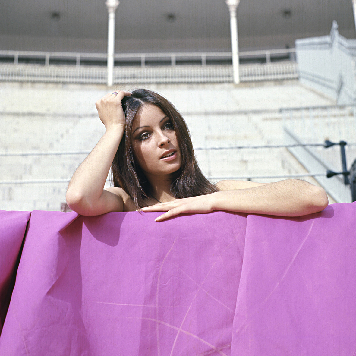 Amparo Muñoz, Miss Universo en 1974, posando con un capote