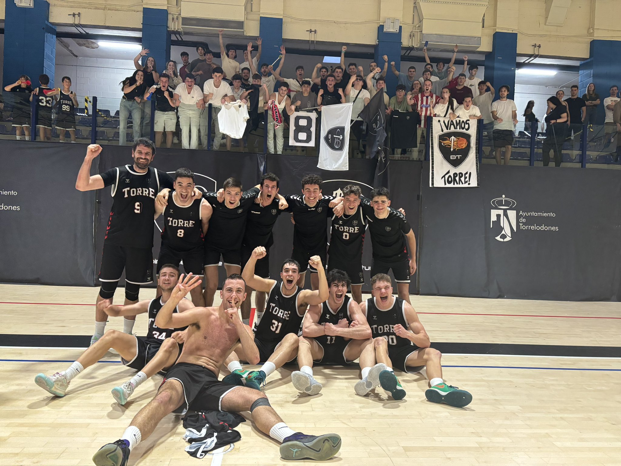 La plantilla del Baloncesto Torrelodones, celebrando su victoria ante el Alcalá
