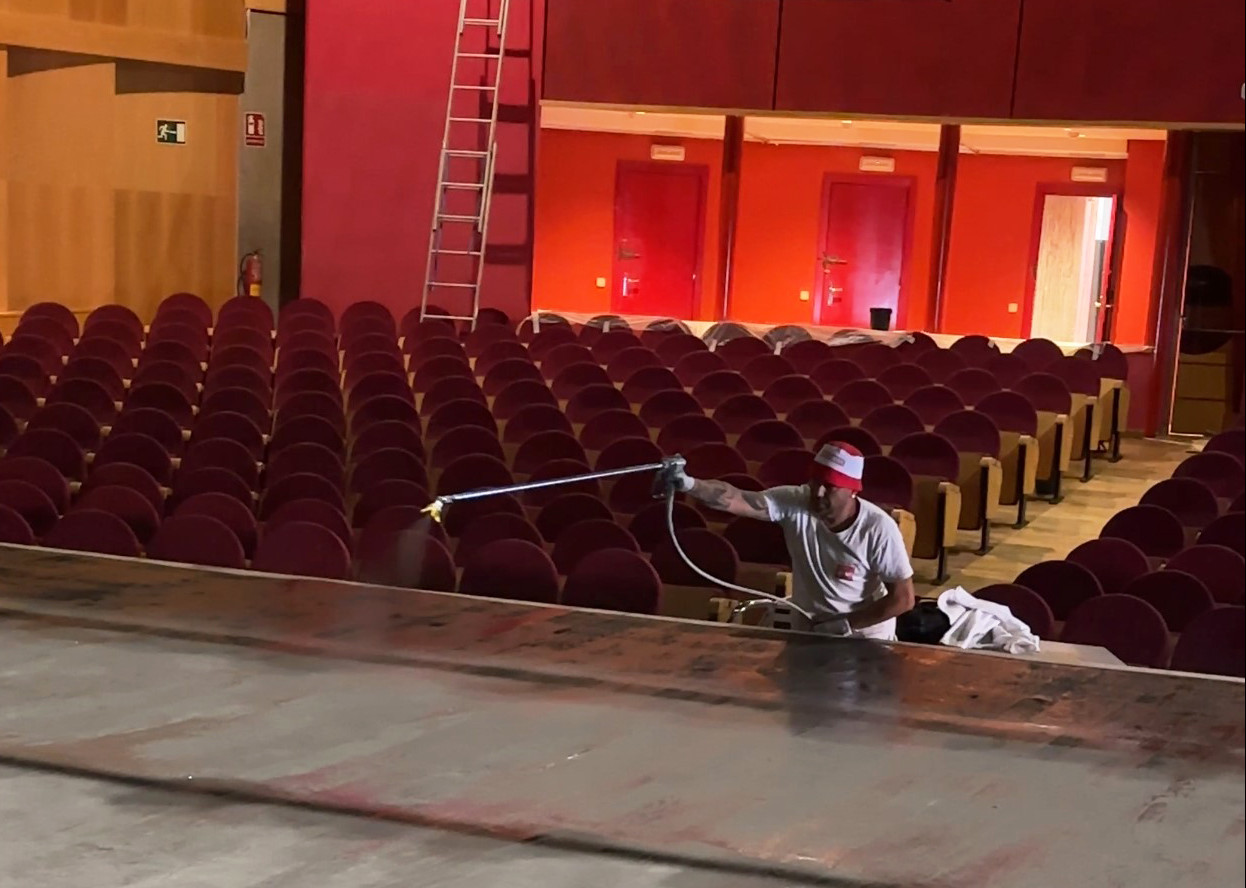 Un operario, dando los últimos remates a los trabajos de remodelación en el Teatro Jacinto Benavente de Galapagar