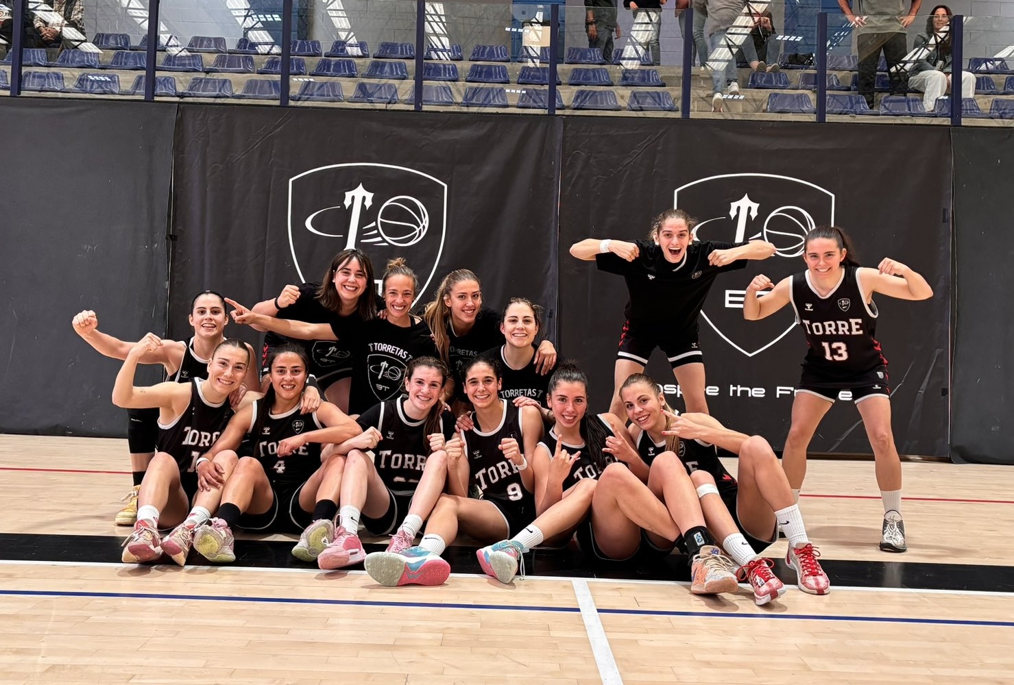 Las jugadoras del Baloncesto Torrelodones, celebrando su clasificación para la fase final por el ascenso a Liga 2
