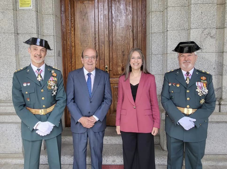 La alcaldesa de San Lorenzo, Carlota López Esteban, y el alcalde de El Escorial, Antonio Vicente, en la Academia de Suboficiales