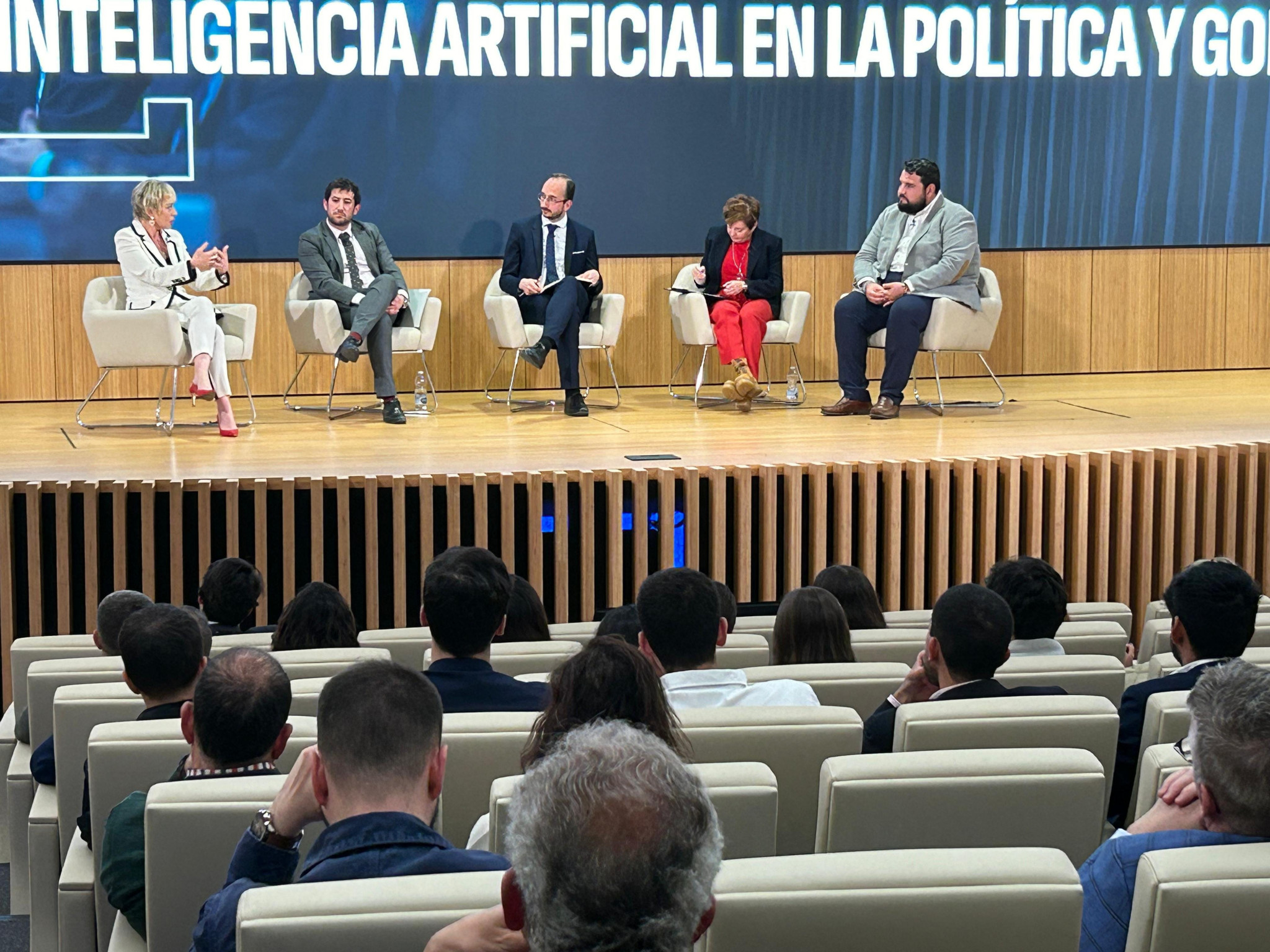 “El impacto de la inteligencia artificial en la Política y el Gobierno”