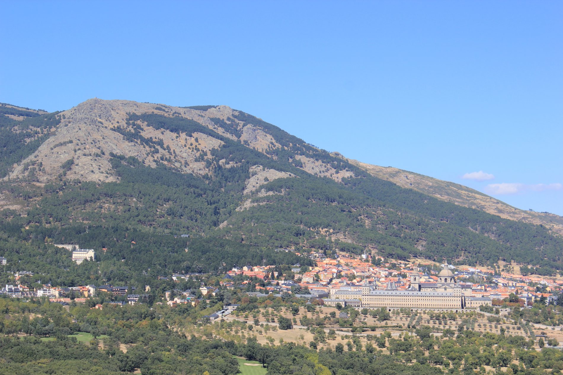 Vista de San Lorenzo de El Escorial y el monte Abantos