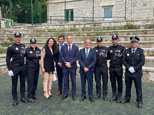 El alcalde de El Escorial, la portavoz del Ejecutivo y el consejero de Interior, con los nuevos agentes de la Policía Local