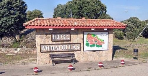 Entrada a la urbanización Las Mojadillas