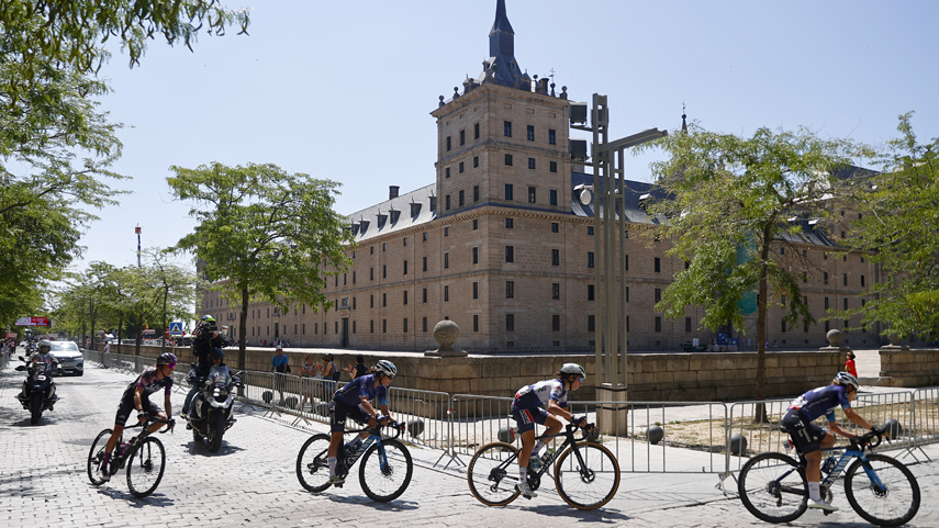 Imagen del Campeonato de España de ciclismo en 2023, a su paso junto al Monasterio de San Lorenzo de El Escorial