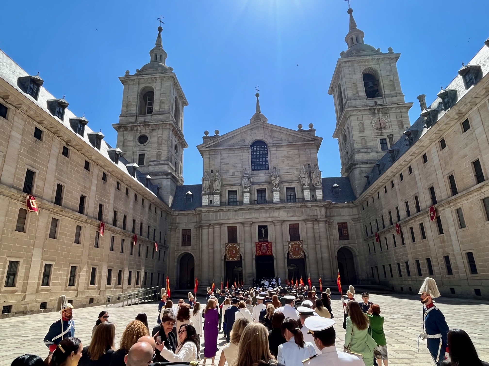 Los invitados al acto con motivo del Capítulo de la Real y Militar Orden de San Hermenegildo, en el Patio de Reyes del Monasterio