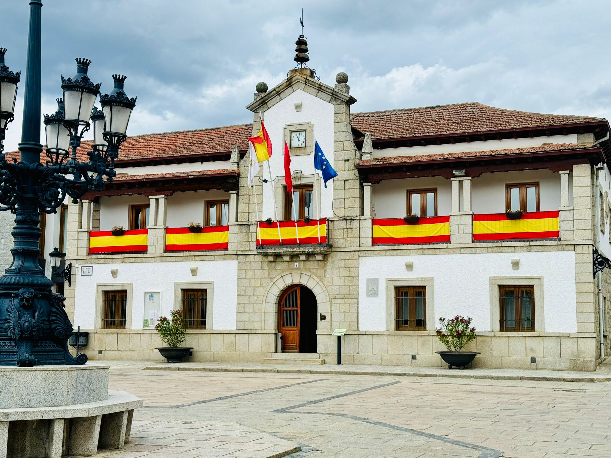 El Ayuntamiento de Los Molinos, engalanado con la bandera de España