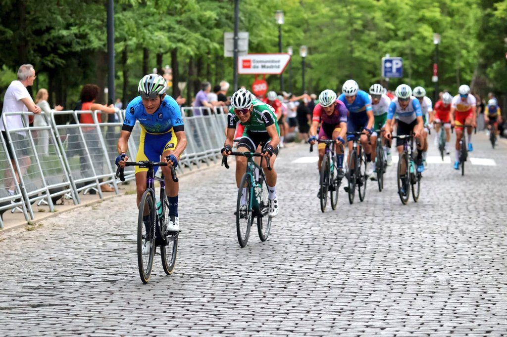 Participantes en la prueba sub23, en el último tramo de la subida por la carretera de la Estación, antes de llegar al Paseo Juan de Borbón / Fotografía: Real Federación Española de Ciclismo