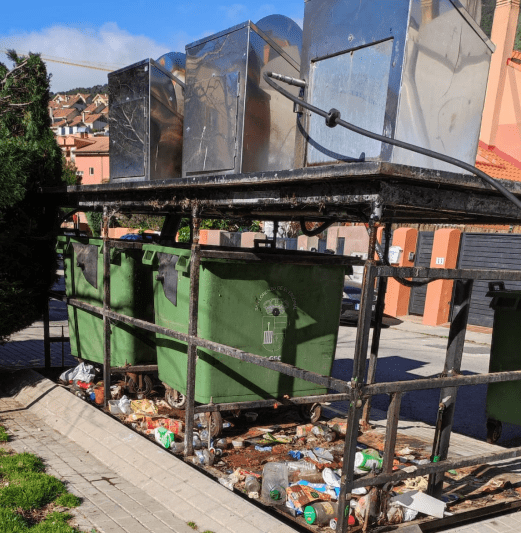 Restos acumulados en una plataforma de contenedores soterrados / Fotografía: PSOE San Lorenzo de El Escorial