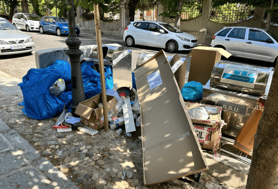 Residuos junto a los contenedores soterrados en la calle Dorregaray / Fotografía: PSOE San Lorenzo de El Escorial