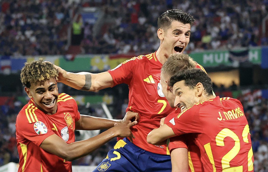 Celebración del gol de Dani Olmo ante Francia