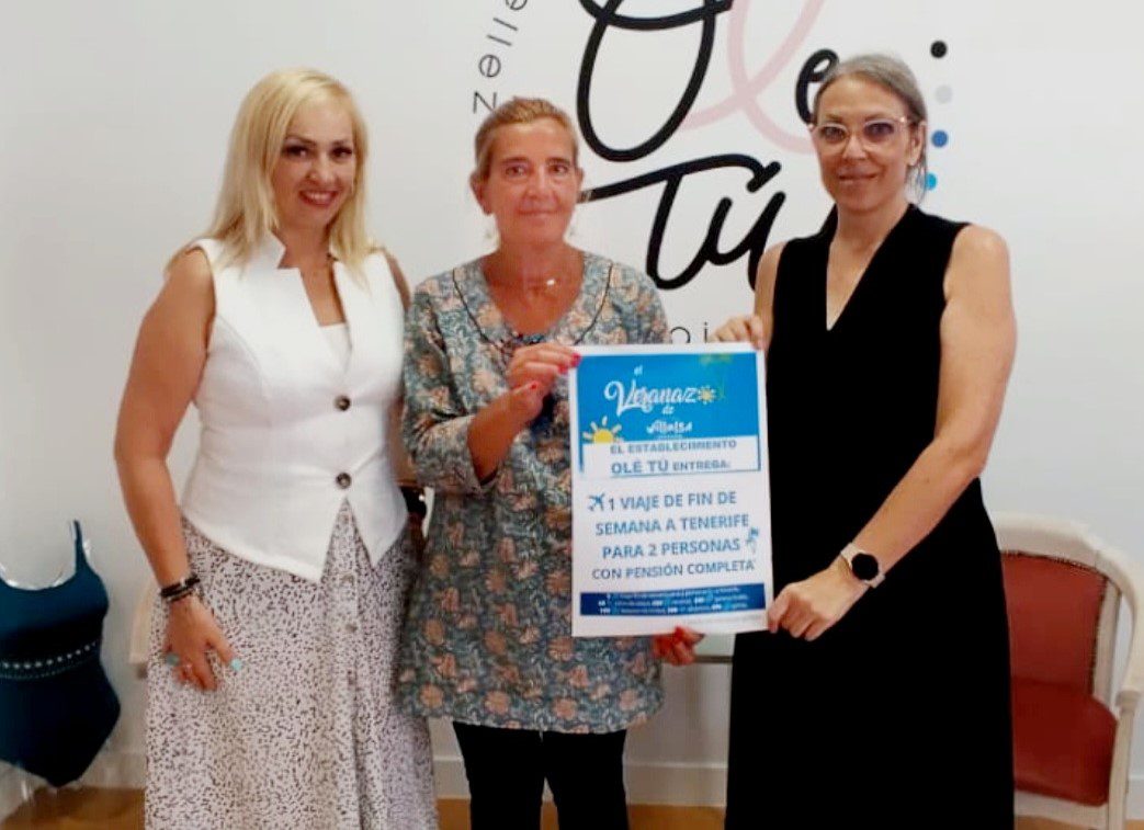 La alcaldesa de Collado Villalba y la edil de Comercio, con la responsable de "Olé Tú"