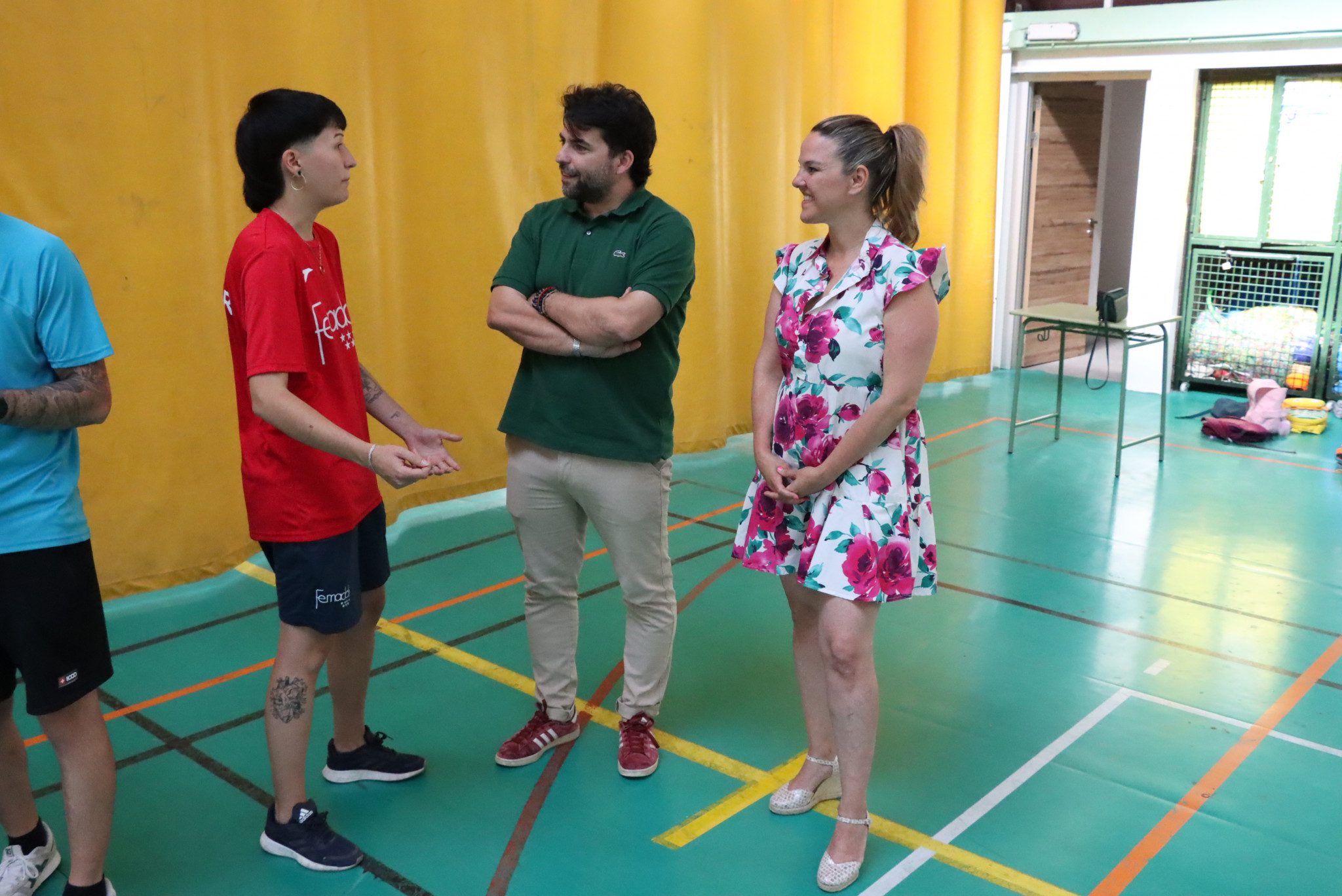 La alcaldesa de Galapagar, Carla Greciano, y el concejal de Inclusión, José María Escudero, con uno de los monitores de FEMADDI