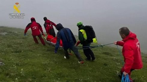 Imagen del rescate del cuerpo de José Luis García Fernández por parte del GREIM de la Guardia Civil