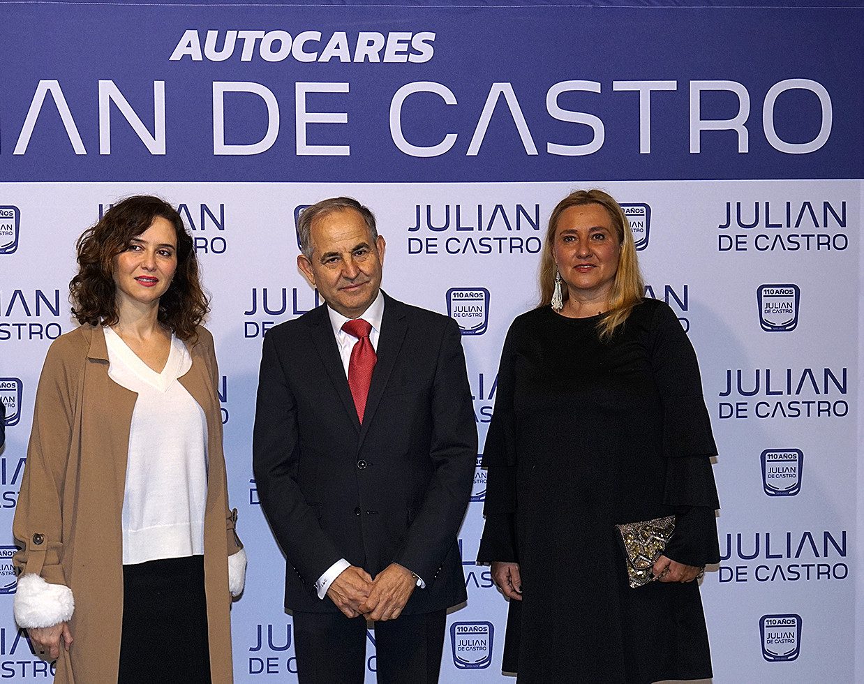 Julián de Castro Sanz, con la presidenta regional, Isabel Díaz Ayuso, y la alcaldesa de Torrelodones, Almudena Negro, en la celebración del 110 aniversario de la empresa el pasado mes de diciembre